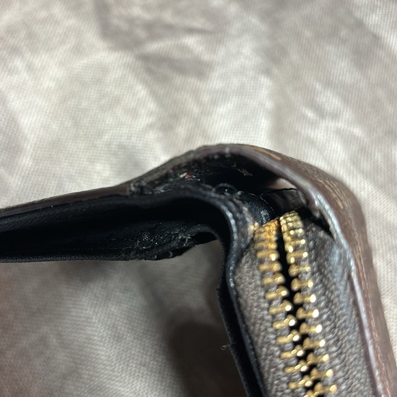 DKNY Small Logo Zip Around Wallet - Picture 12 of 12